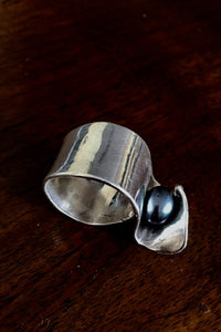 STONES Anello fascia argento con perla nera
