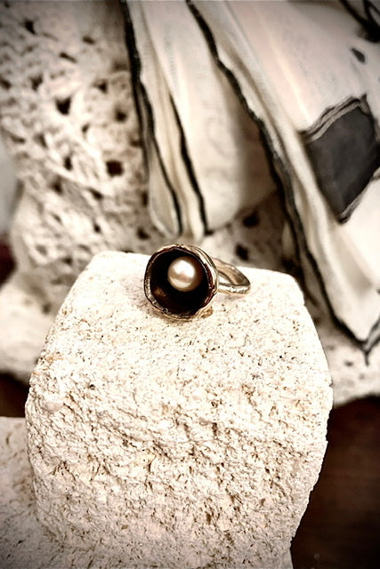 MATERIA - Anello coppetta con perla.