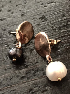 MATERIA - Orecchini Bottone con perle di fiume